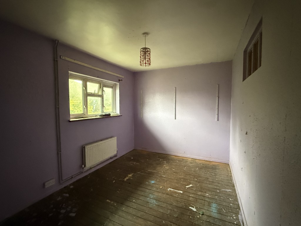 Lot: 100 - FLAT IN NEED OF IMPROVEMENT IN VILLAGE LOCATION - Bedroom 2 in Need of Refurbishment